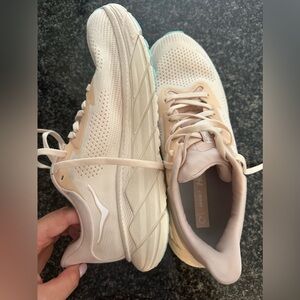 HOKA Arahi 7 - Vanilla Bean